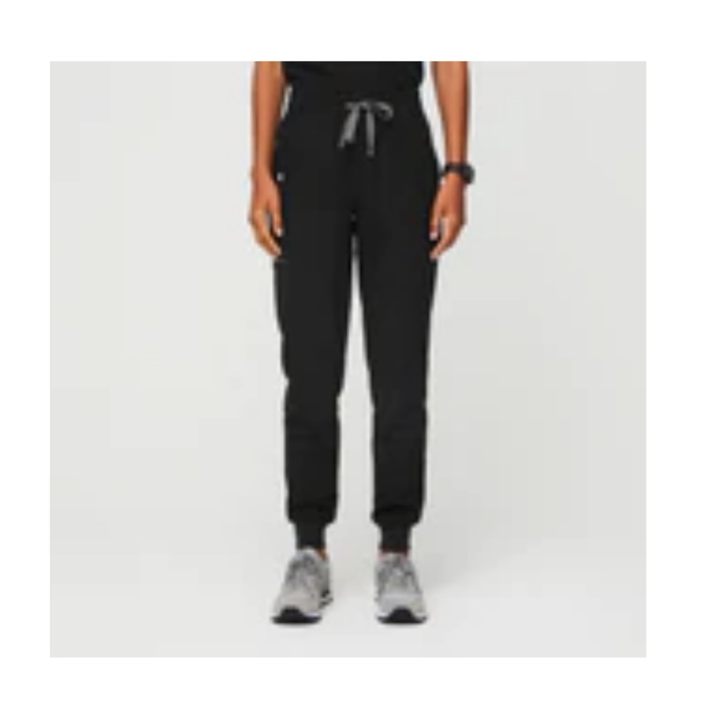 Women’s black Zamora high waisted joggers + super soft short sleeve underscrub